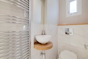 Main Ensuite- click for photo gallery